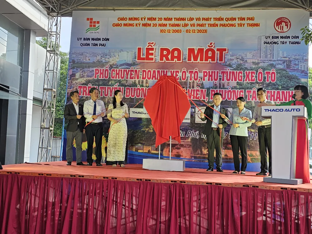 Lãnh đạo Quận Tân Phú và các đại biểu làm lễ ra mắt Phố ô tô 