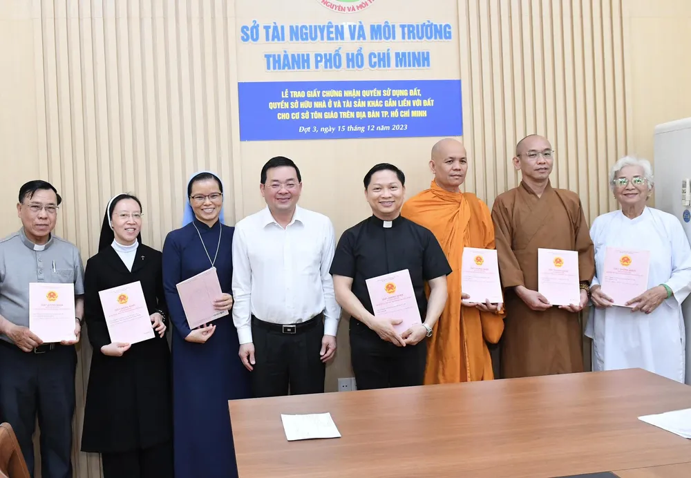 Giám đốc Nguyễn Toàn Thắng cùng đại diện các cơ sở tôn giáo nhận Giấy chứng nhận. Ảnh Việt Dũng