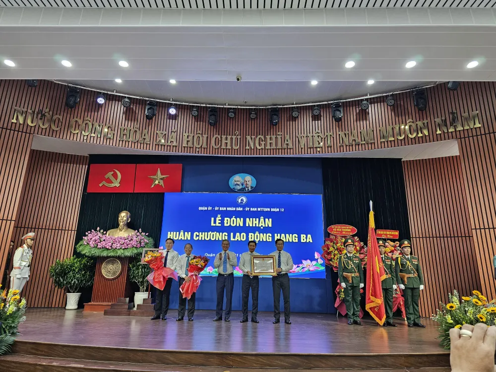 Thừa ủy quyền của Chủ tịch nước, Phó Chủ tịch UBND TPHCM Ngô Minh Châu trao Huân chương Lao động hạng 3 cho Quận 12