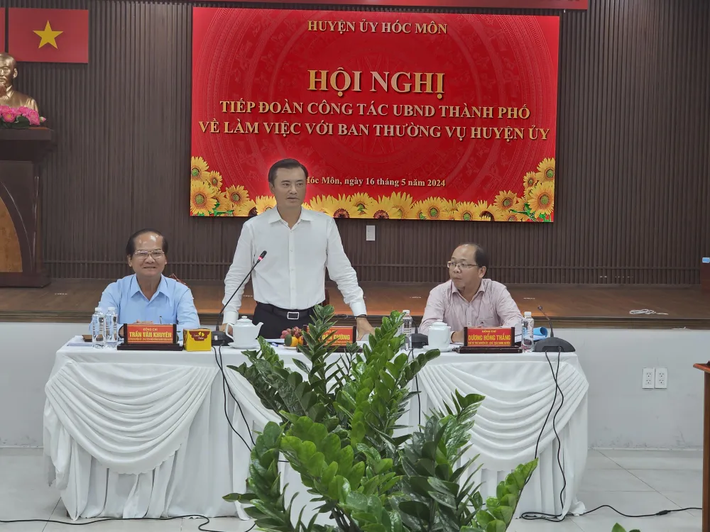 PCT UBND TP Bùi Xuân Cường chủ trì buổi làm việc cùng với Bí thư huyện ủy Trần Văn Khuyên (trái) và Chủ tịch UBND huyện Dương Hồng Thắng