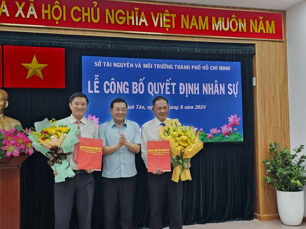 Ông Nguyễn Toàn Thắng trao quyết định cho ông Nguyễn Lê Tuân (trái) và Nguyễn Thanh Bình
