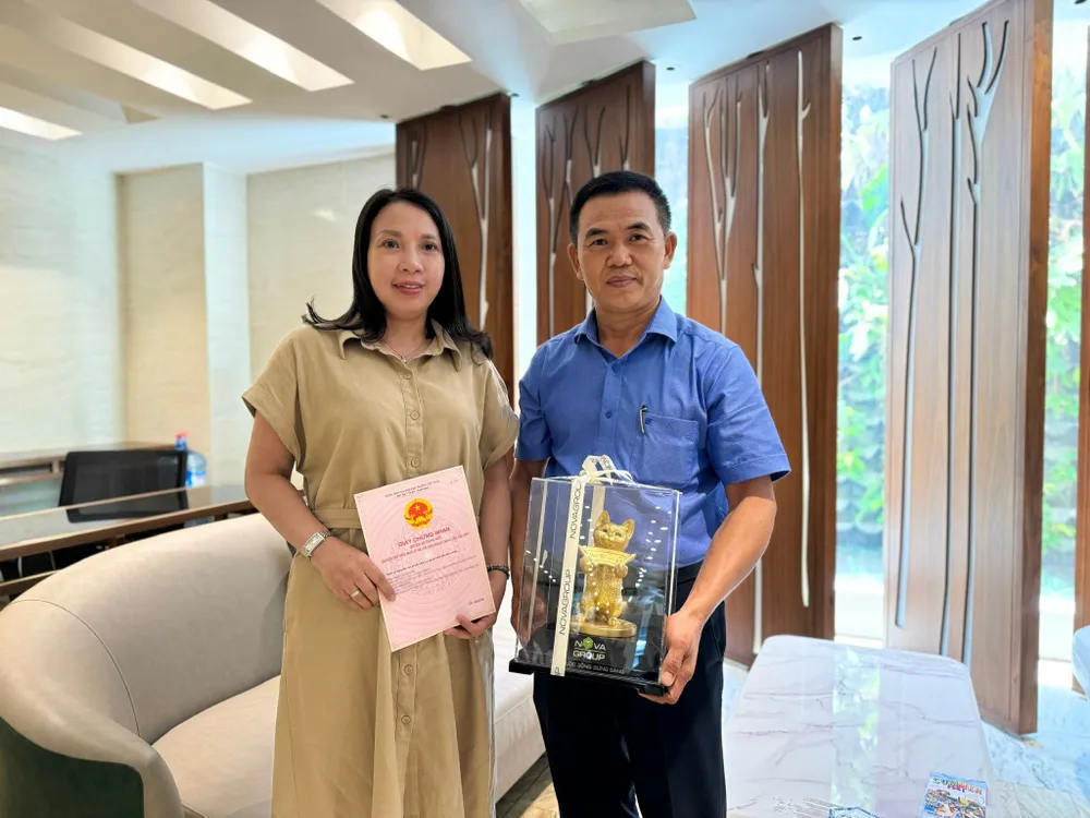 Người dân được câp GCN tại một dự án nhà ở- đây là nguồn thu đáng kể thông qua các loại phí, lệ phí