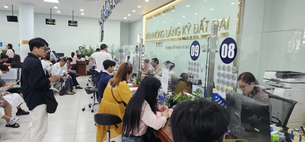 Người dân làm hồ sơ nhà đất tại Văn phòng Đăng ký đất đai TP Thủ Đức