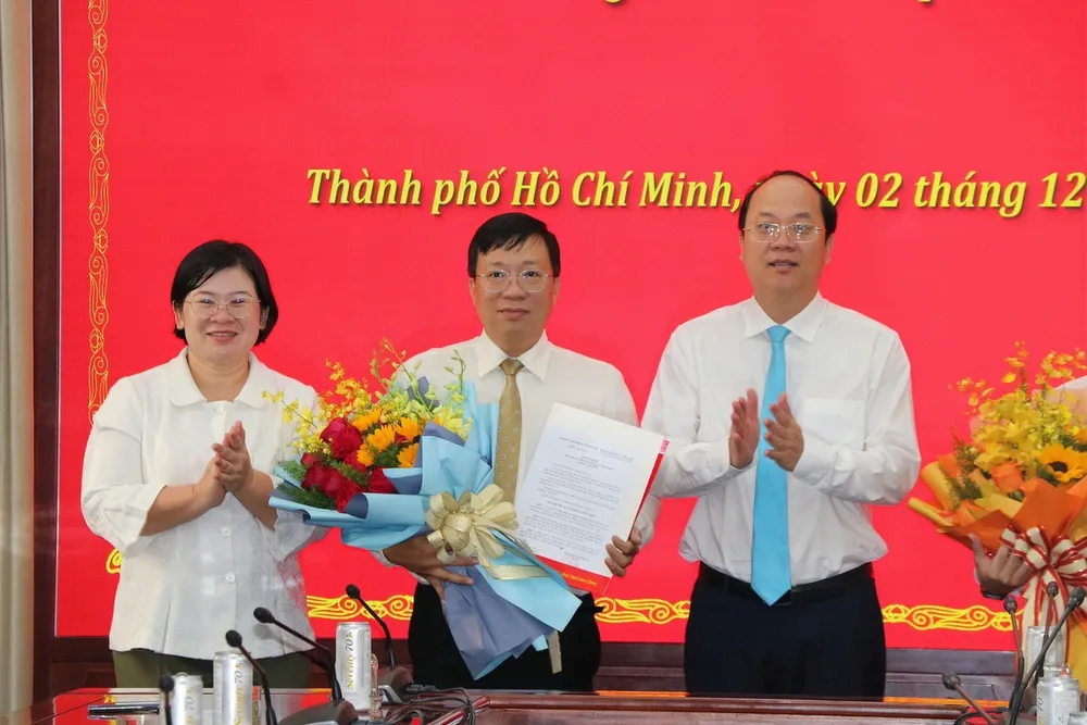 Ông Nguyễn Thanh Nhã (giữa) và Phó Bí thư thường trực Thành ủy Nguyễn Hồ Hải