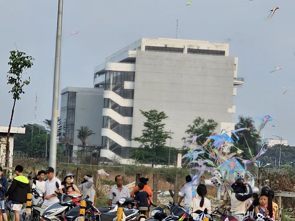 Tòa nhà điều hành dự án metro số 2 được xây dựng tại Depot Tham Lương đã hoàn thành từ nhiều năm nay