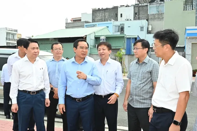 Chủ tịch Nguyễn Văn Được trao đổi cùng đoàn khảo sát. Ảnh Việt Dũng