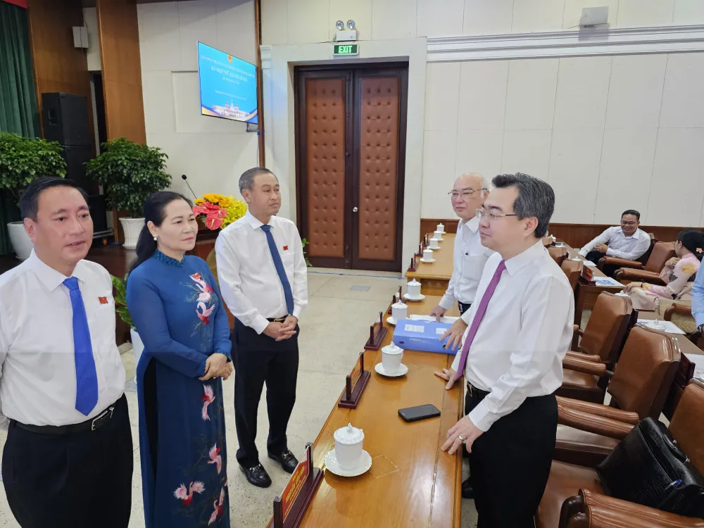 Phó Bí thư Thường trực Thành ủy Nguyễn Thanh Nghị trao đổi cùng các đại biểu trước giờ khai mạc kỳ họp. Ảnh Đỗ Trà Giang