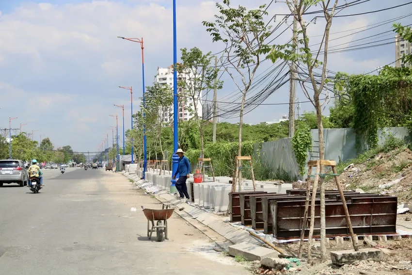 Một đoạn đường Lương Định Của đang được thi công