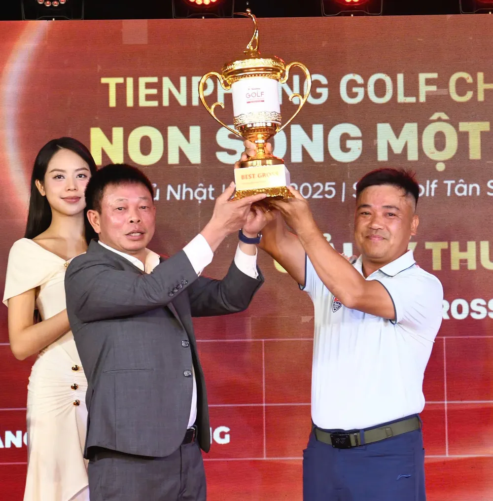 Tổng Biên tập báo Tiền Phong Phùng Công Sưởng trao giải Best Gross cho golfer Tăng Thành Trung (HDC 5) với thành tích 74 gậy.
