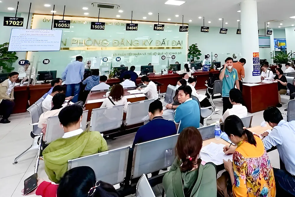 Người dân làm thủ tục đăng ký đất đai tại quận Bình Tân