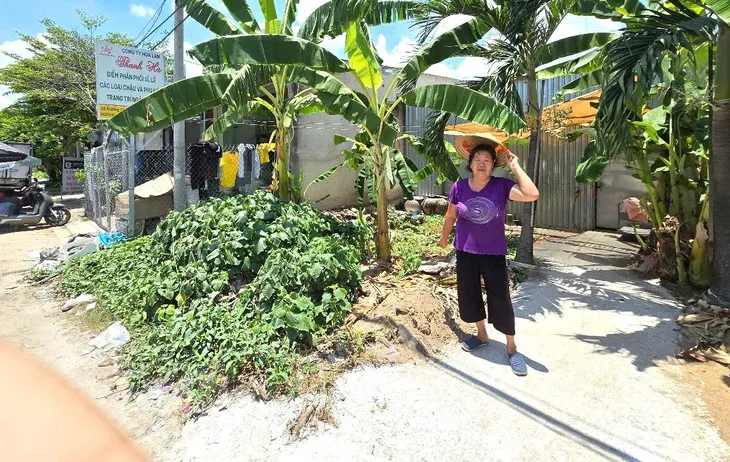 Người dân chỉ dựng nhà tạm bợ trên nền đất tái định cư của mình do pháp lý chưa được hoàn chỉnh. 