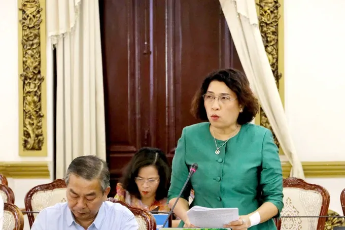 Giám đốc Sở Tài chính Lê Thị Huỳnh Mai báo cáo về tình hình kinh tế - xã hội TPHCM.