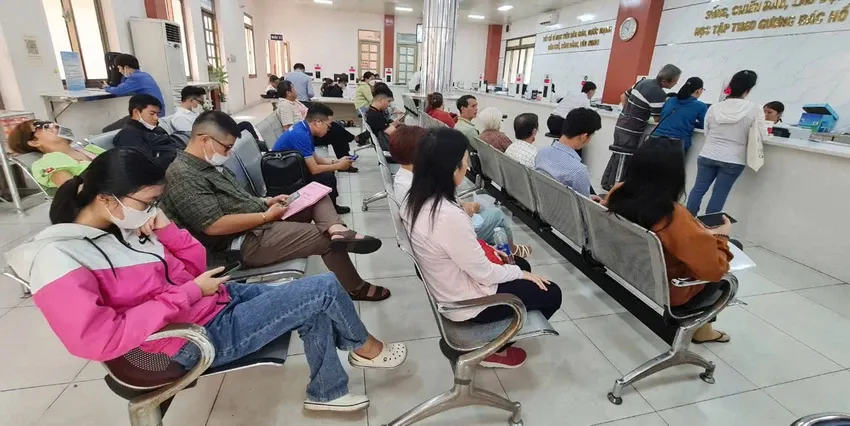 Người dân làm thủ tục tại Chi nhánh Văn phòng Đăng ký đất đai quận Bình Tân