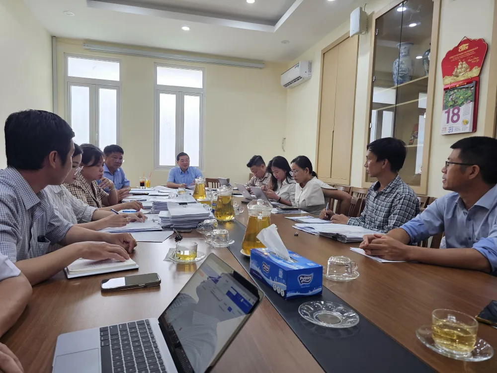 Giám đốc Nguyễn Toàn Thắng cùng các thành viên Tổ 5013 đang xem xét tháo gỡ dự án tại TPHCM