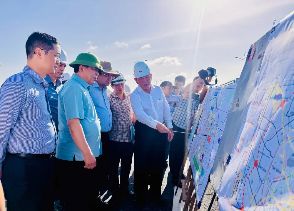 Ông Lương Minh Phúc báo cáo với bộ trưởng Trần Hồng Minh (thứ 2 từ trái sang)