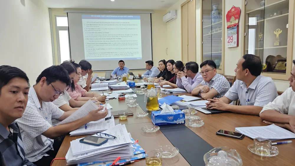 Các thành viên Tổ 5013 làm việc để tháo gỡ vướng mắc cho dự án nhà ở