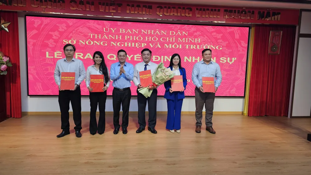 Giám đốc Sở NNMT Nguyễn Toàn Thắng trao các quyết định 