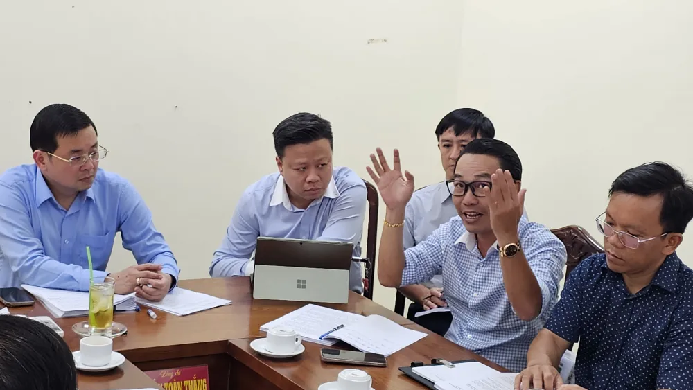 Ông Nguyễn Toàn Thắng (bìa trái) lắng nghe các doanh nghiệp trình bày tại buổi làm việc chiều 18.9