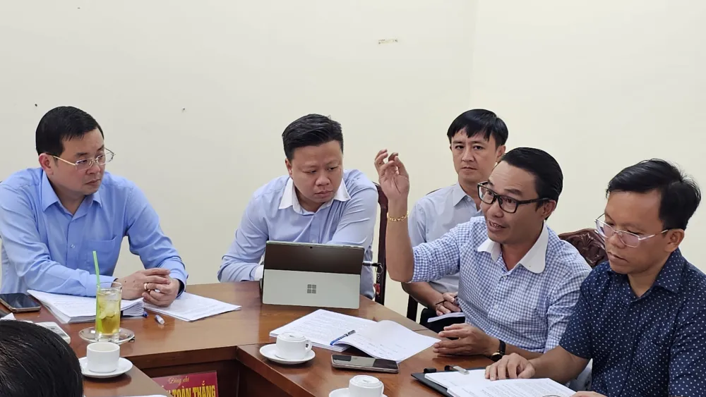 Giám đốc Sở NNMT Nguyễn Toàn Thắng (trái) lắng nghe ý kiến của DN tại một buổi làm việc của Tổ 5013. Ảnh: Đỗ Trà Giang