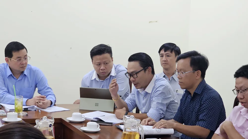 Giám đốc Nguyễn Toàn Thắng, Tổ trưởng Tổ Công tác lắng nghe DN trình bày ý kiến tại một buổi làm việc. Ảnh: Đỗ Trà Giang