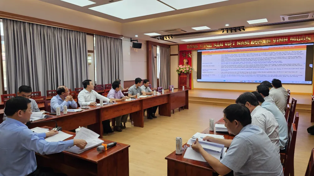 Tổ Công tác 1645 trong buổi làm việc.