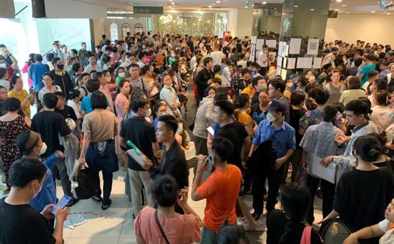 Cảnh chen lấn tại một sự kiện bán dự án 