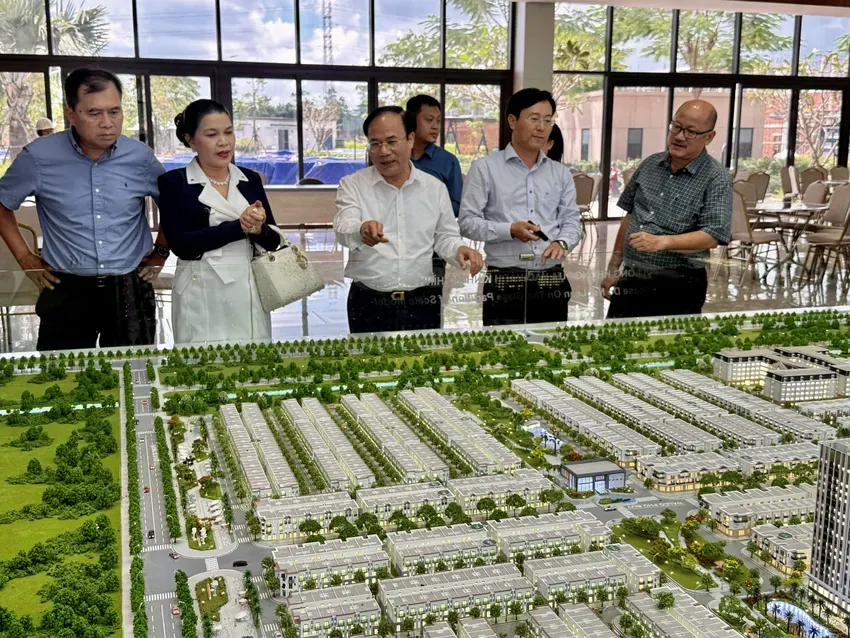 Lãnh đạo Bộ Xây dựng và Sở Xây dựng TPHCM khảo sát một số dự án nhà xã hội trên địa bàn.