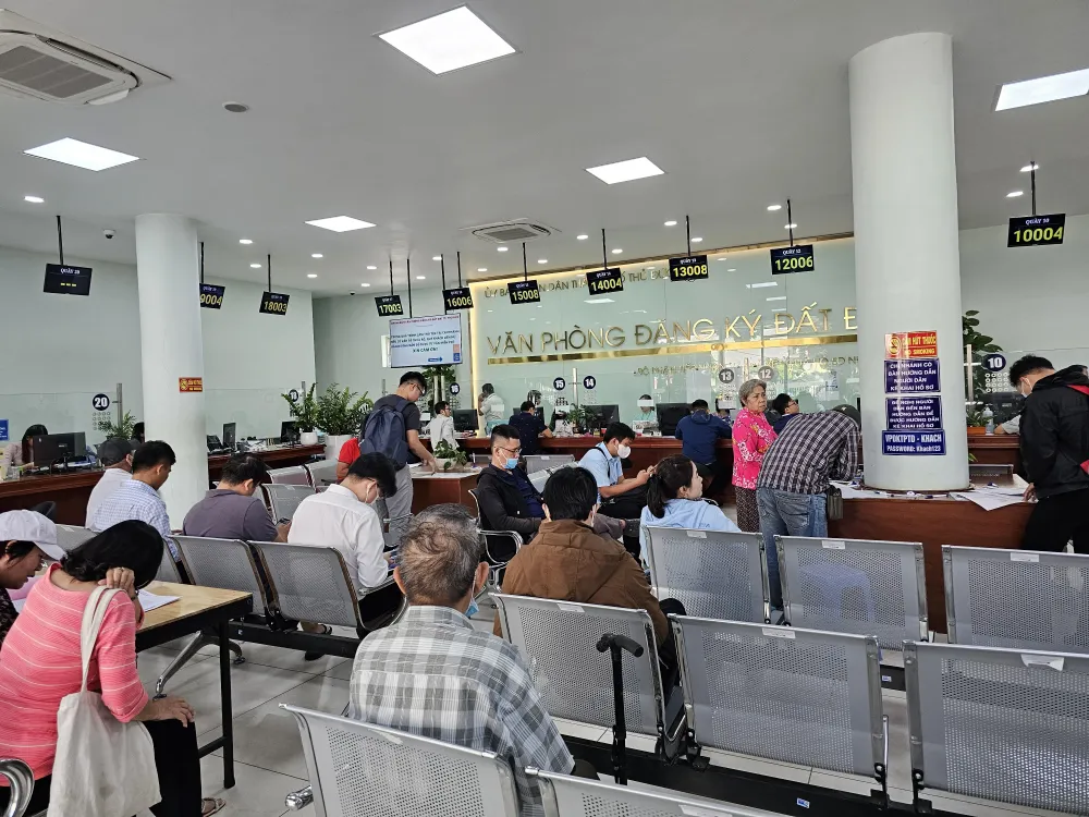 Người dân làm thủ tục đất đai tại Chi nhánh Văn phòng Đăng ký đất đai Thủ Đức