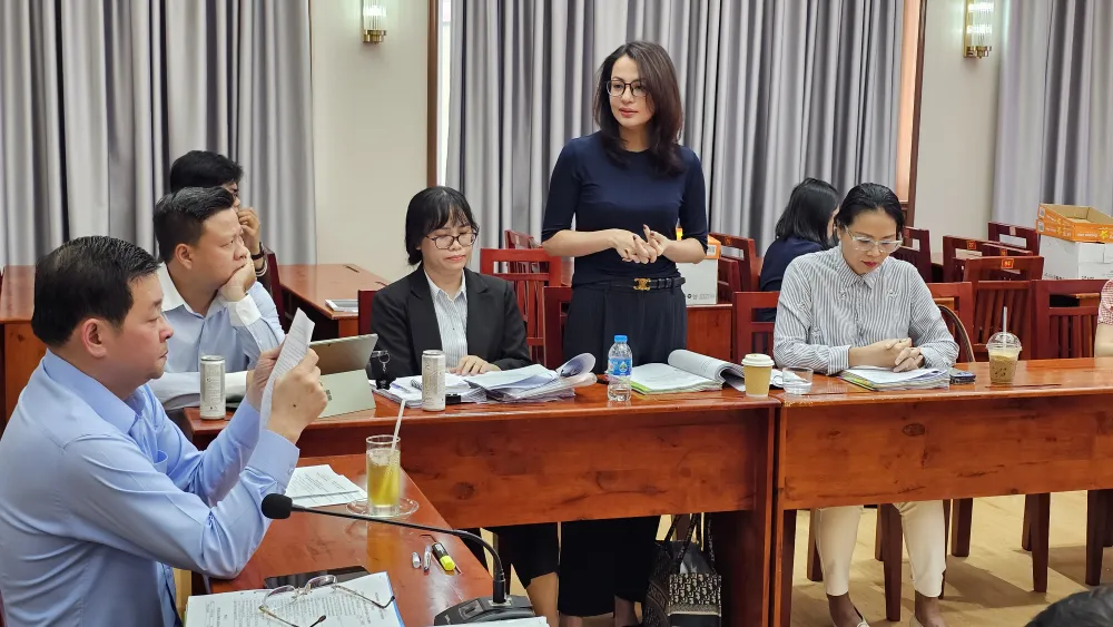 Cư dân chung cư 53 Nguyễn Thị Minh Khai, phường Sài Gòn trình bày nguyện vọng được cấp GCN sau gần 20 năm mua nhà tại dự án. Ảnh: Đỗ Trà Giang