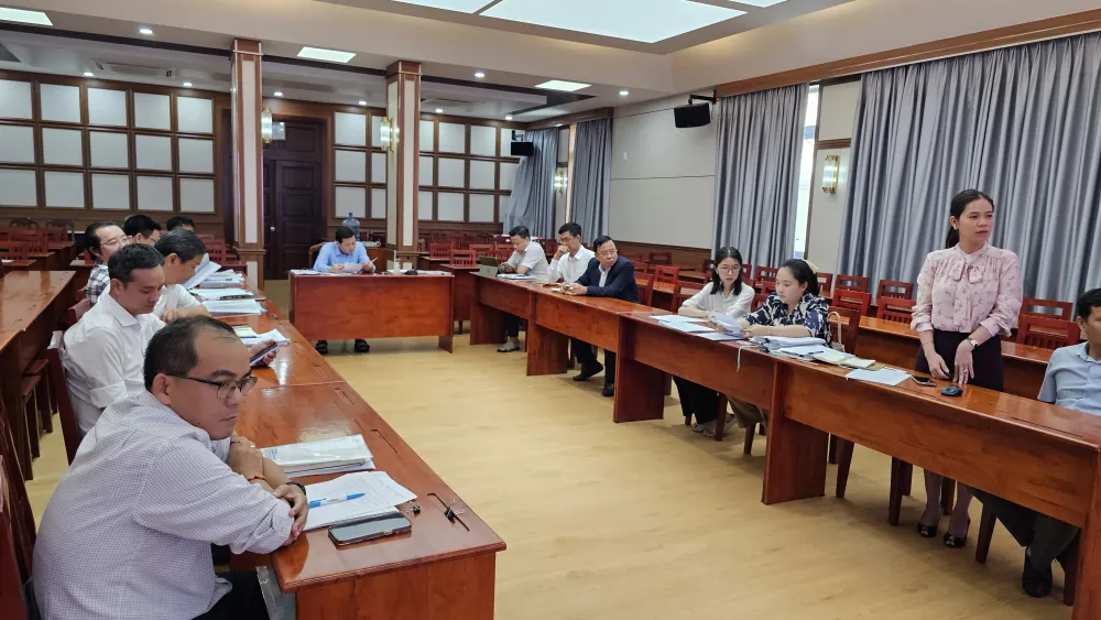 Tổ Công tác đang cho ý kiến đối với dự án của HDTC tại cuộc họp sáng 17-10. Ảnh: Đỗ Trà Giang