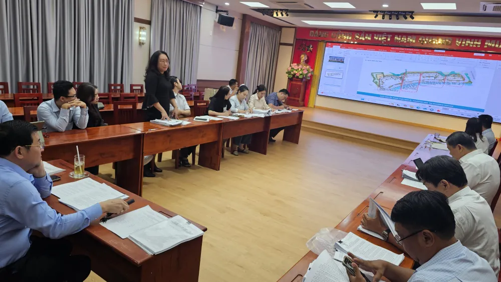 Đại diện Công ty TNHH Riviera Point báo cáo với Tổ Công tác