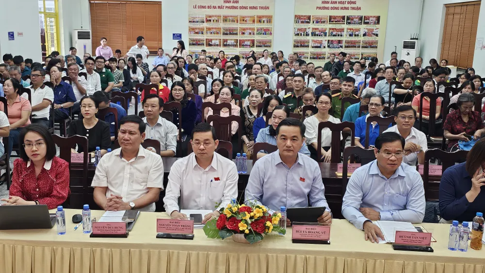 Giám đốc Sở NN-MT Nguyễn Toàn Thắng (hàng đầu, thứ 3 từ trái qua) cùng các đại biểu tại buổi tiếp xúc cử tri sáng 27-11. Ảnh: Đỗ Trà Giang