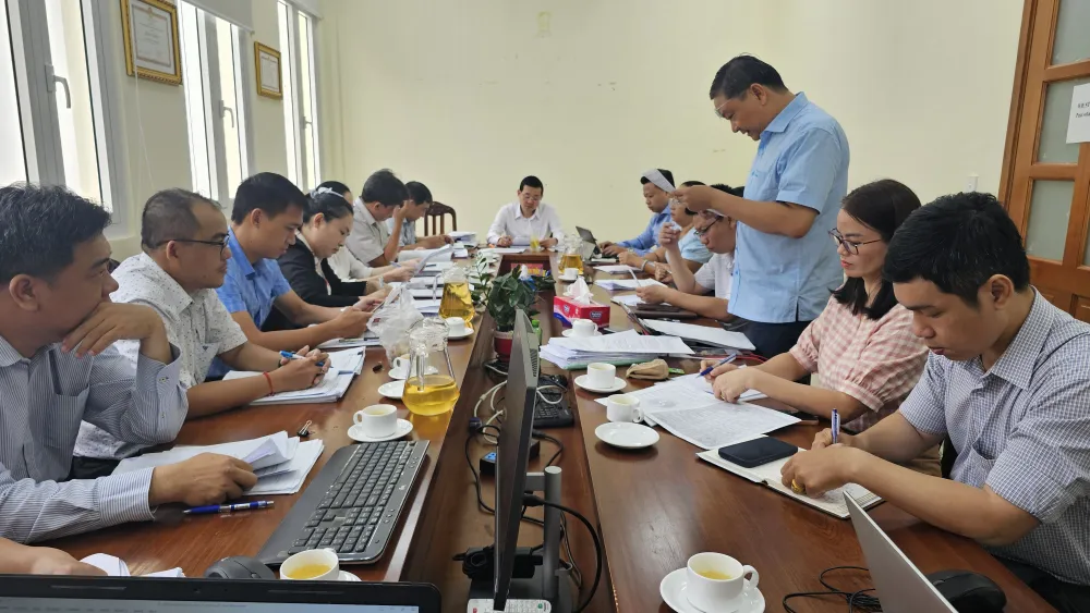 Ông Trương Hữu Chức, Phòng Kinh tế đất, Sở NN-MT, phát biểu tại cuộc họp