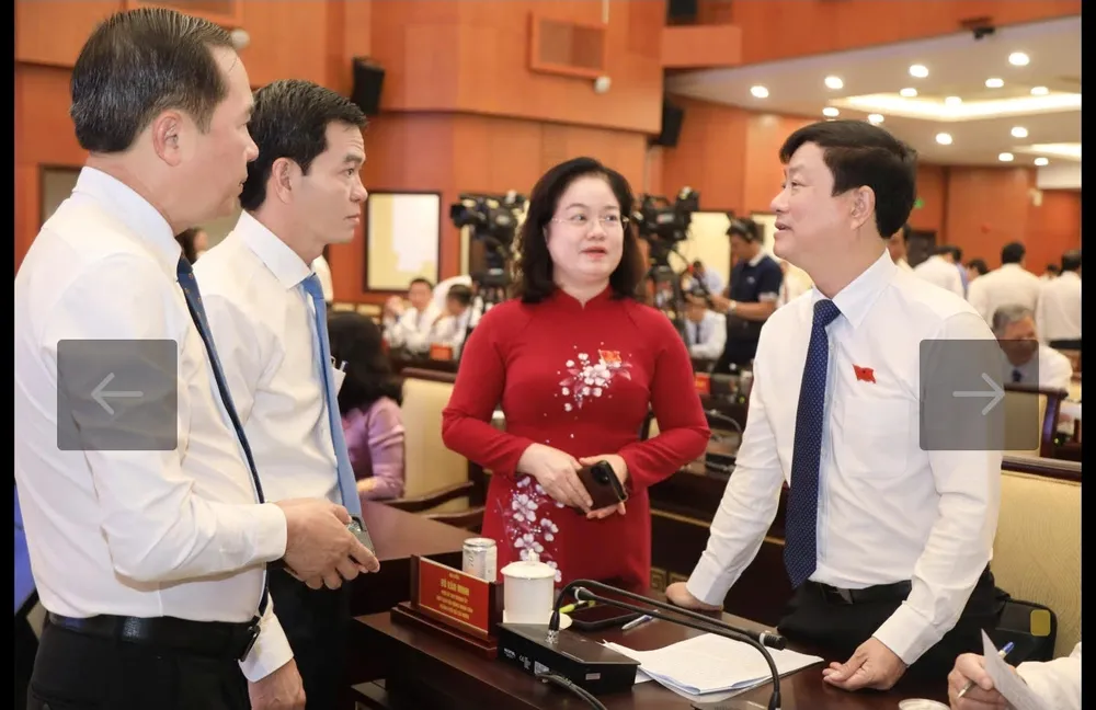 Chủ tịch HĐND TPHCM Võ Văn Minh (phải) trao đổi cùng các đại biểu trước giờ khai mạc kỳ họp