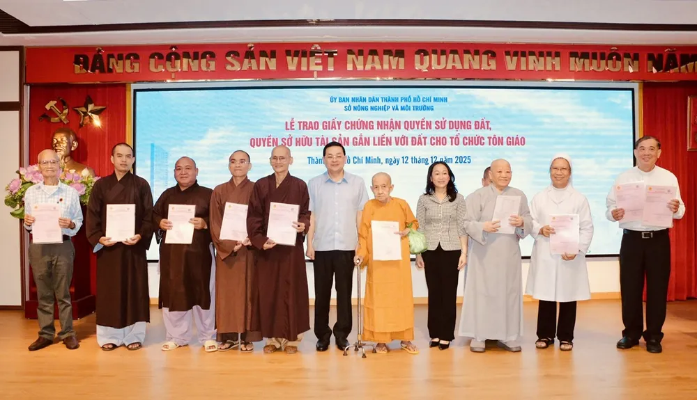 Giám đốc Sở Nông nghiệp-Môi trường Nguyễn Toàn Thắng và Phó Giám đốc Sở Dân tộc- Tôn giáo Đặng Thị Tuyết Mai trao giấy chứng nhận cho các cơ sở tôn giáo.