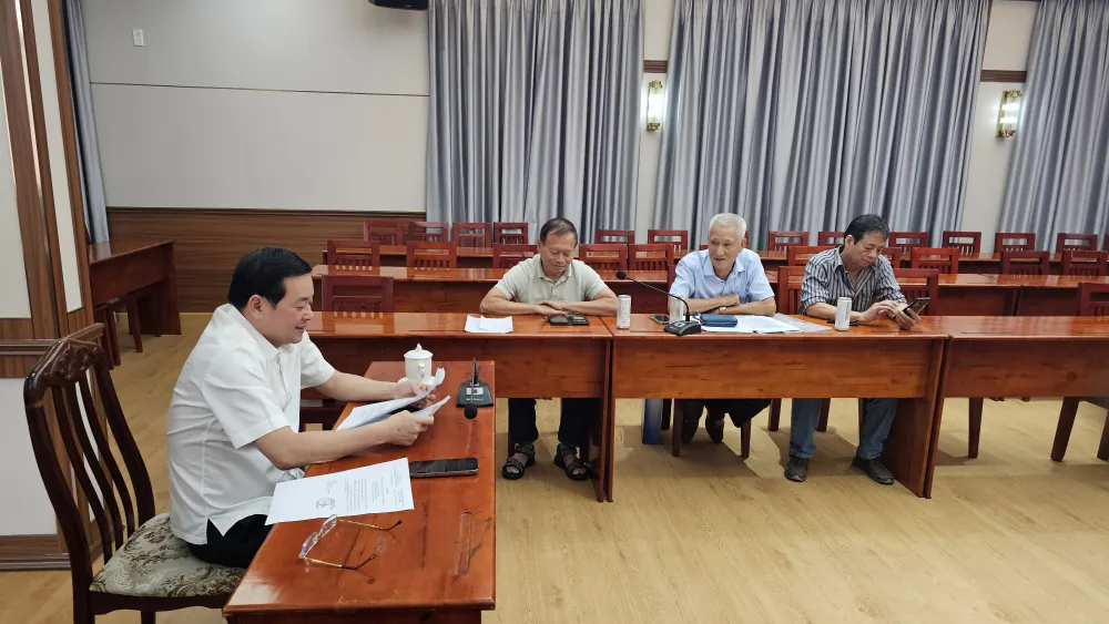 Giám đốc Nguyễn Toàn Thắng Sở NN-MT TPHCM cùng đại diện Ban Quản trị chung cư Vũng Tàu Goldsea tại buổi làm việc. Ảnh: Đỗ Trà Giang