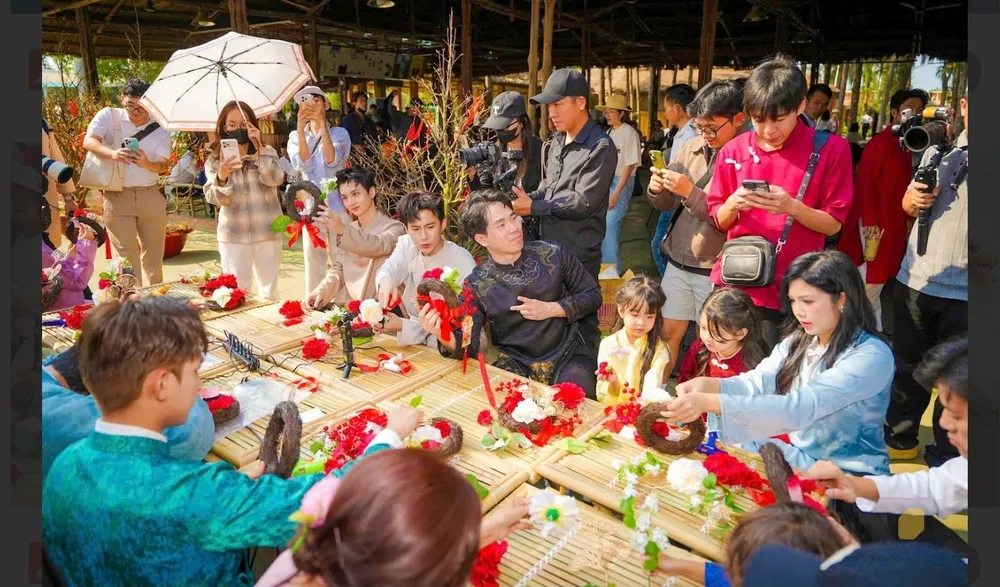  “Lễ hội trong lễ hội” thu hút 10.000 lượt khách trong đêm khai mạc