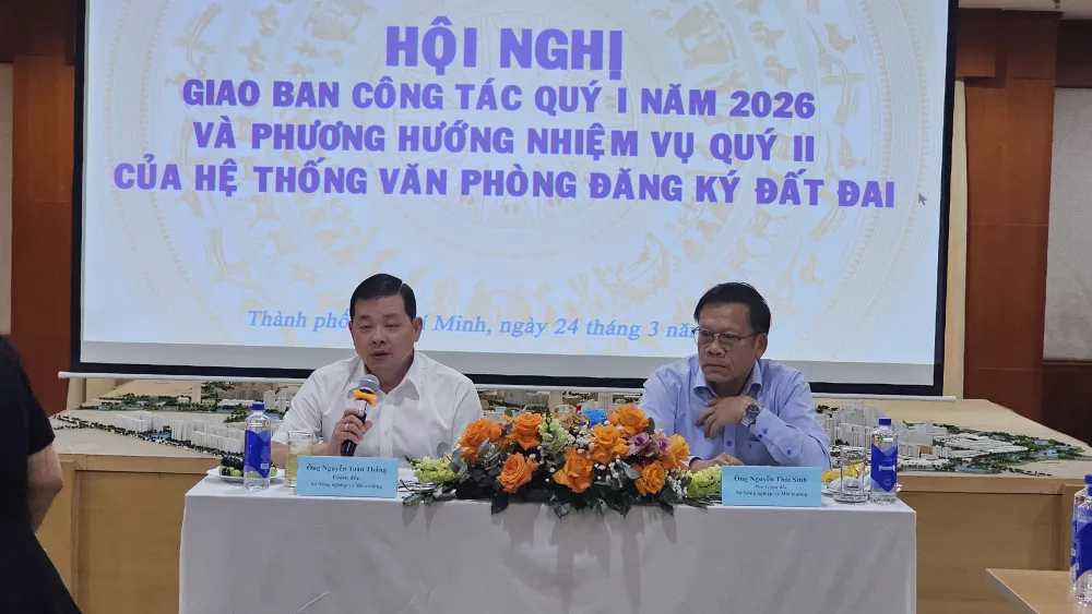Giám đốc Sở NN-MT Nguyễn Toàn Thắng (trái) và Phó giám đốc Nguyễn Thái Sinh tại hội nghị
