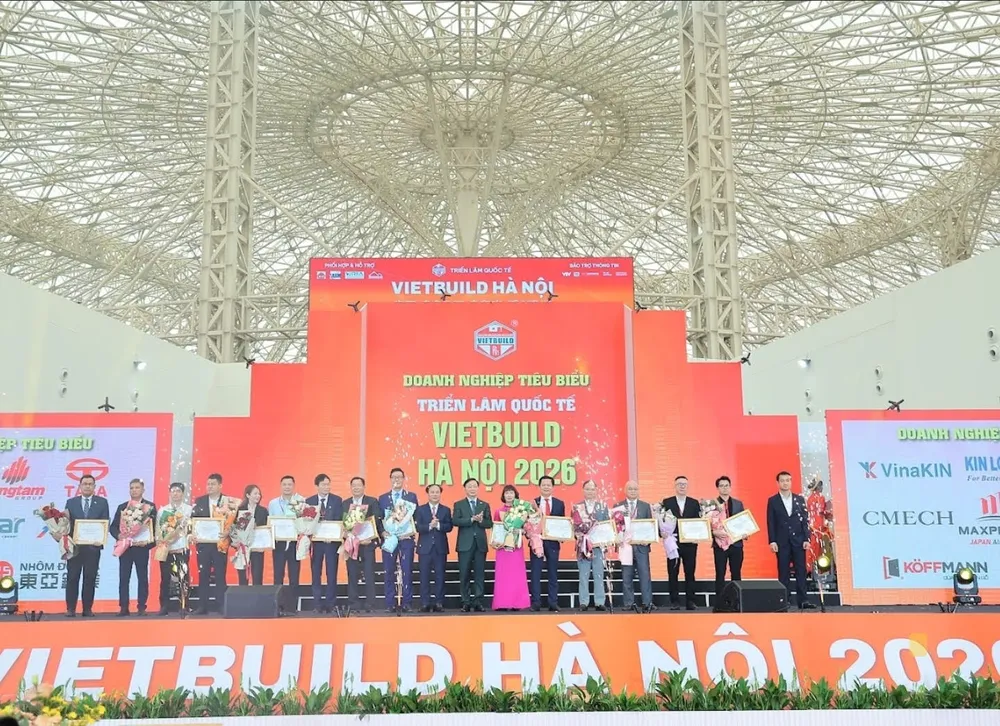 Phó Thủ tướng Trần Hồng Hà (thứ 8 từ phải sang) và Thứ trưởng Bộ Xây dựng Nguyễn Văn Sinh (thứ 9 từ phải sang) trao giấy chứng nhận sản phẩm xuất sắc cho doanh nghiệp tham gia triển lãm.