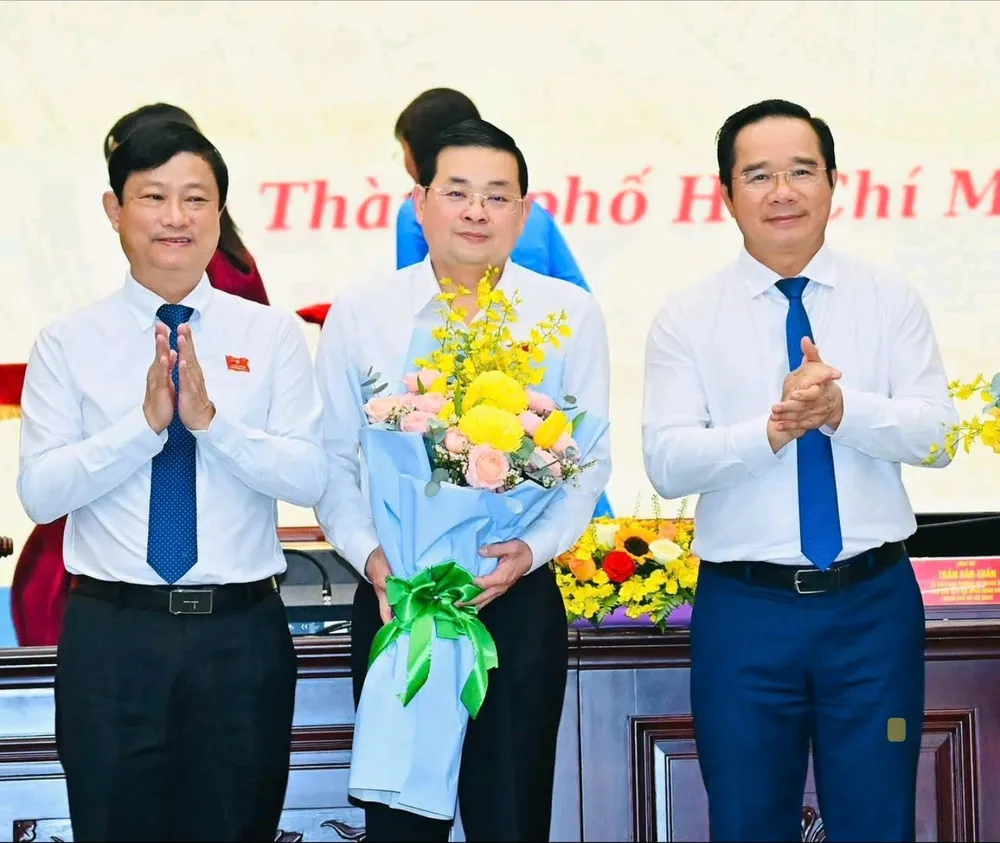 Chủ tịch HĐND Võ Văn Minh (trái) và Chủ tịch UBND Nguyễn Văn Được chúc mừng Giám đốc Sở NN-MT Nguyễn Toàn Thắng được bầu Ủy viên UBND TPHCM Ảnh: Việt Dũng