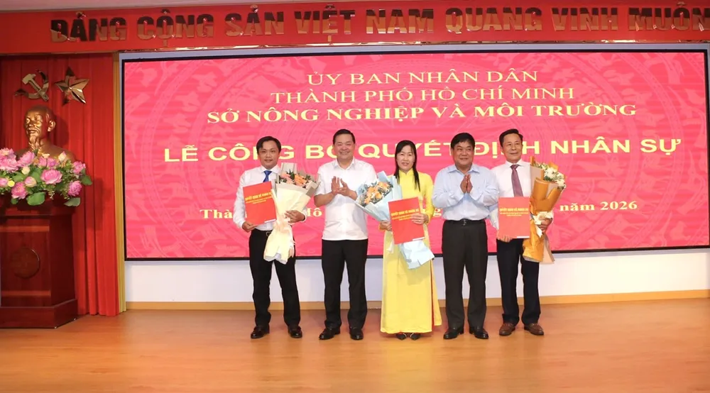 Giám đốc Sở NN-MT TPHCM Nguyễn Toàn Thắng (thứ hai từ trái) trao quyết định và hoa chúc mừng các cán bộ được bổ nhiệm.