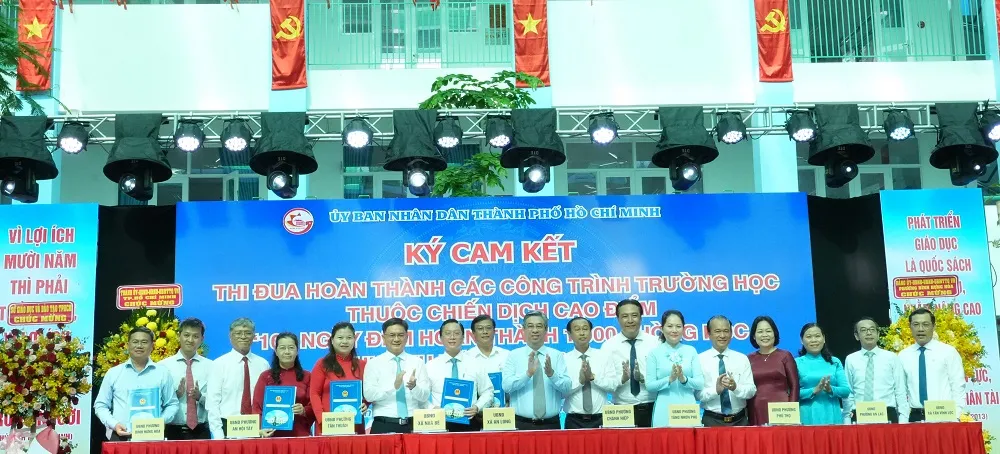 Nghi thức ký cam kết thi đua hoàn thành các công trình trường học thuộc chiến dịch cao điểm "100 ngày đêm hoàn thành 1.000 phòng học"