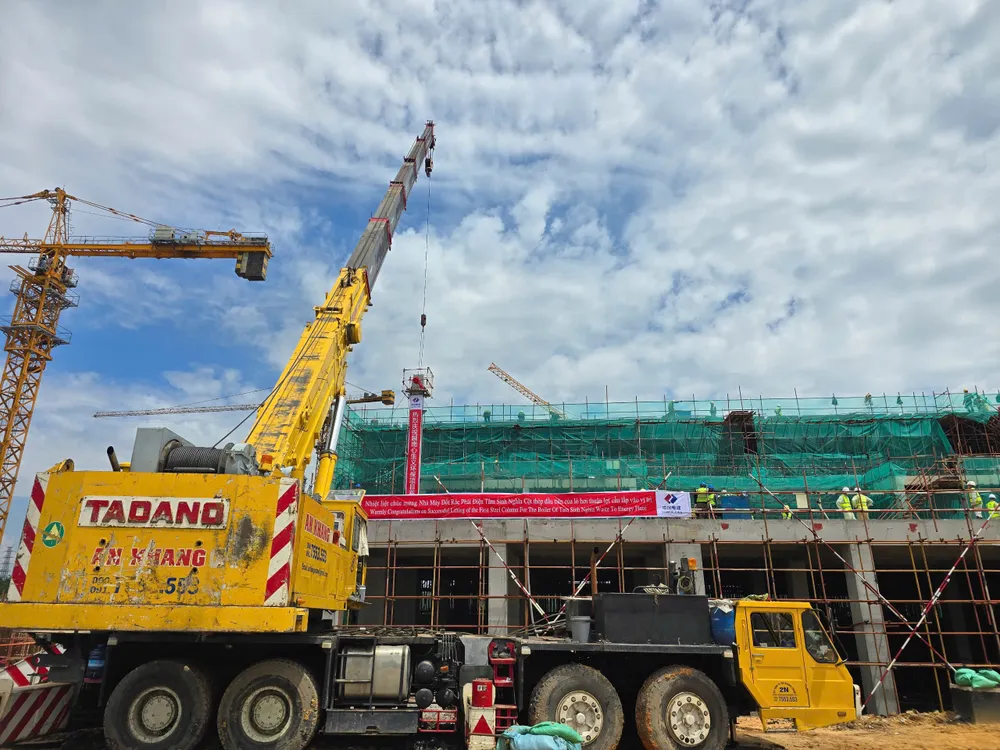 Các thiết bị được lắp ráp tại nhà máy vào sáng 20-5