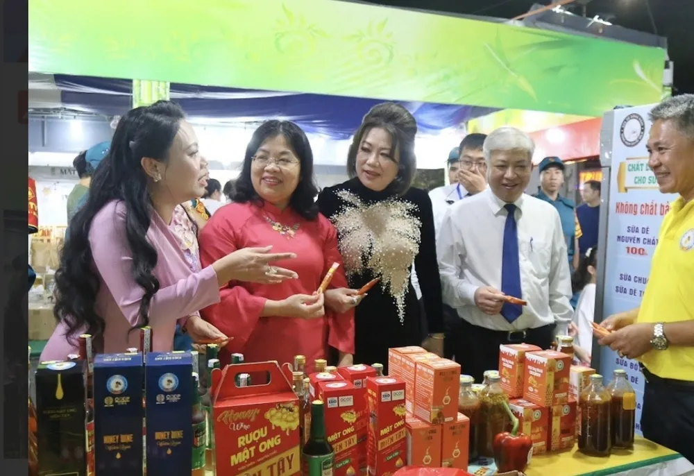 Ông Võ Thành Khả (thứ 2 từ phải)- Bí thư Đảng ủy, Chủ tịch HĐND phường Bình Đông cùng các đại biểu tham quan gian hàng trong "Tuần lễ nông sản vùng miền- Bình Đông 2025"