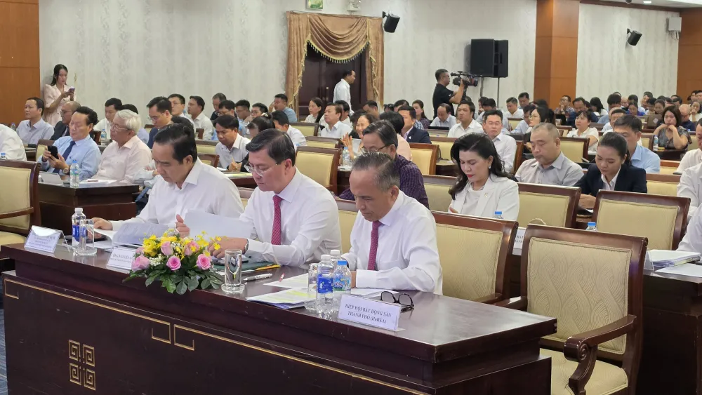Chủ tịch UBND TPHCM Nguyễn Văn Được hàng đầu (thứ ba từ phải) cùng các đại biểu tại hội nghị.