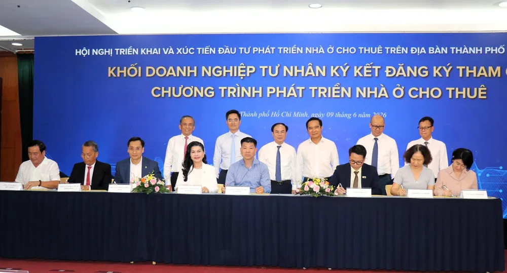 Lãnh đạo UBND TPHCM và Bộ Xây dựng chứng kiến các doanh nghiệp đăng ký xây dựng nhà cho thuê