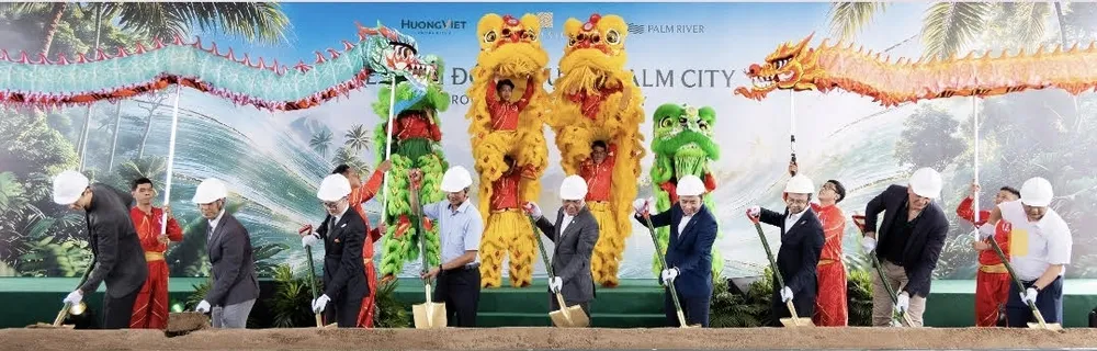 Các đại biểu thực hiện nghi thức khởi công phân khu Palm River