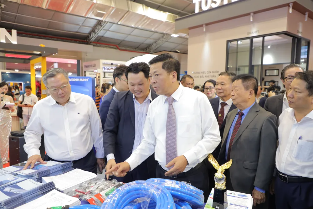 Bộ trưởng Bộ Xây dựng Trần Hồng Mình tham quan gian hàng triển lãm
