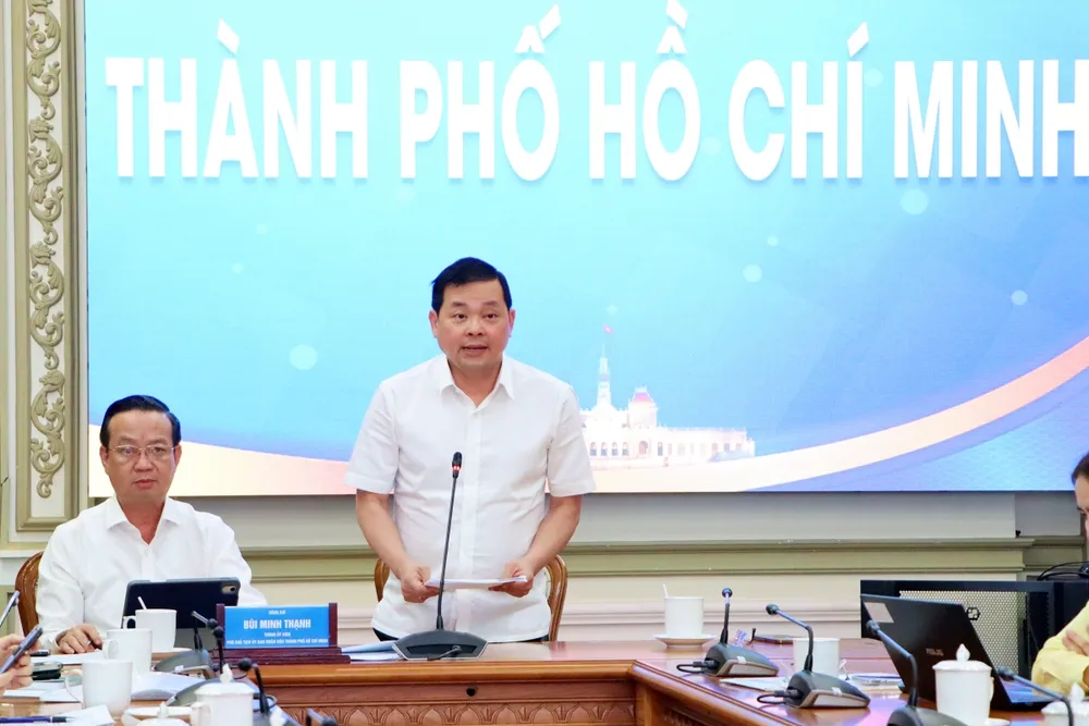 Phó Chủ tịch UBND TPHCM Bùi Minh Thạnh (trái) và Giám đốc Sở NN-MT Nguyễn Toàn Thắng tại điểm cầu TPHCM