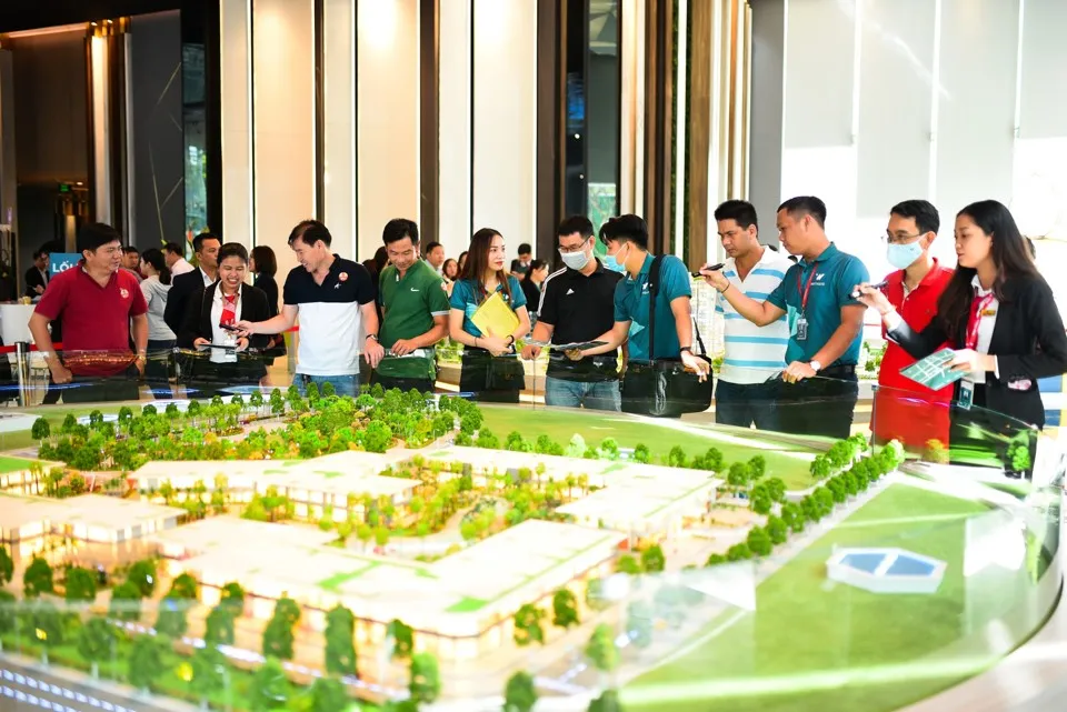 Người dân tham quan phối cảnh một dự án nhà ở